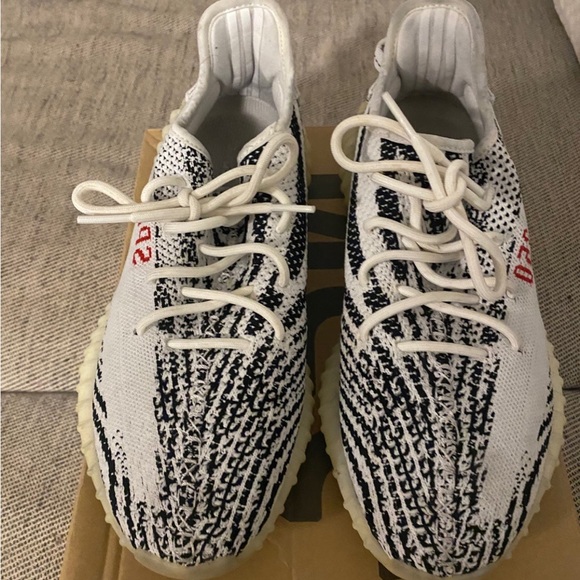 Yeezy Boost 350 v2 Zebra - Picture 3 of 10